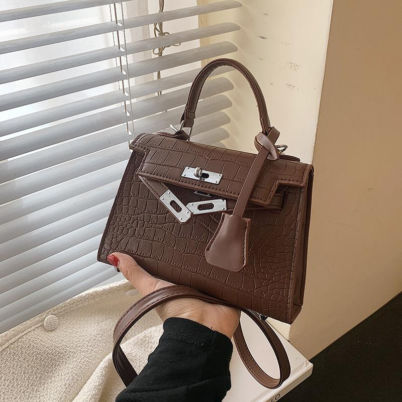 

Популярная женская сумочка 2025 новая модная простая и универсальная сумка Kelly модная наплечная сумка-мессенджер трендовая бомба темно-коричневого