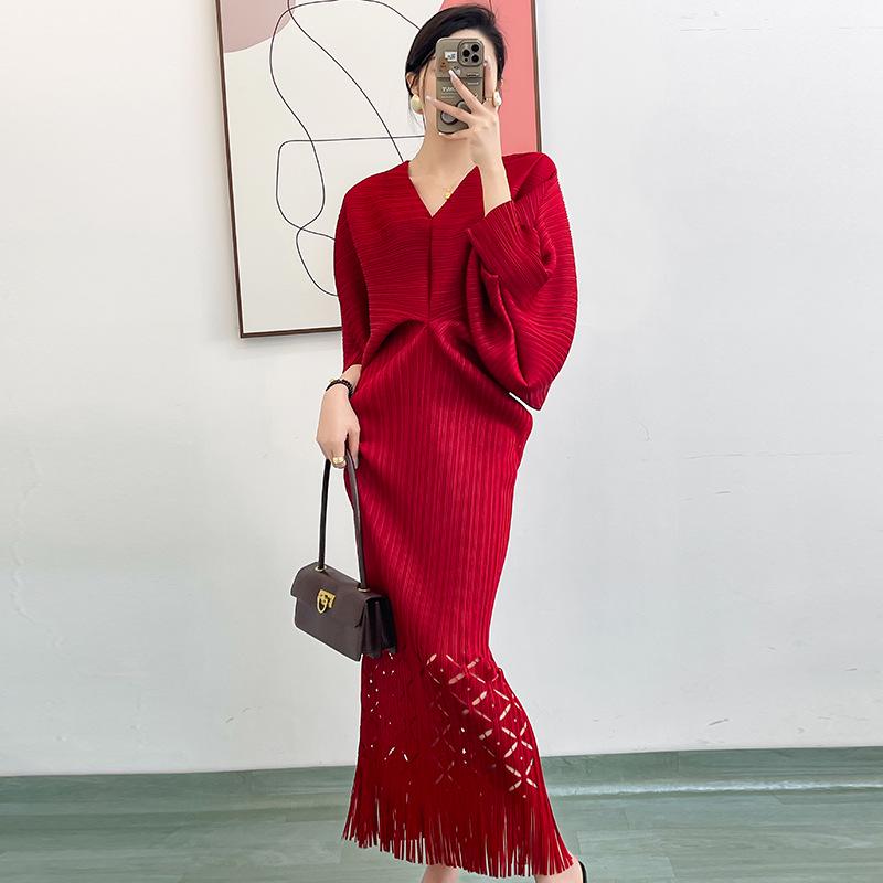 

Платье Miyake с V-образным вырезом, свободным плиссированным вырезом, рукавами «летучая мышь» и кисточками 2025 One Size красный