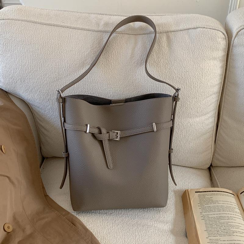 High Appearance, Large Capacity Bucket Bag, Autumn and Winter New Retro Commuting Crossbody Bag, Niche High-end Tote Bag