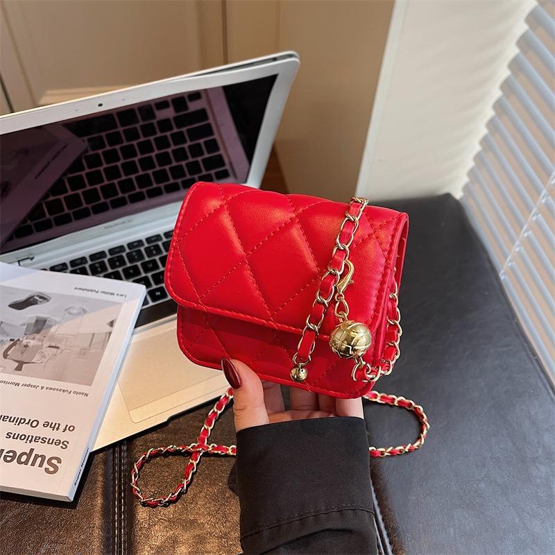 Rhombus bag women's new fashionable high-value chain bag shoulder messenger bag going out commuter bag
