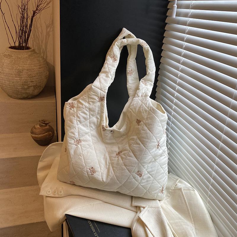 Leisure commuter shoulder bag lightweight large-capacity bag women's new autumn and winter versatile niche tote bag