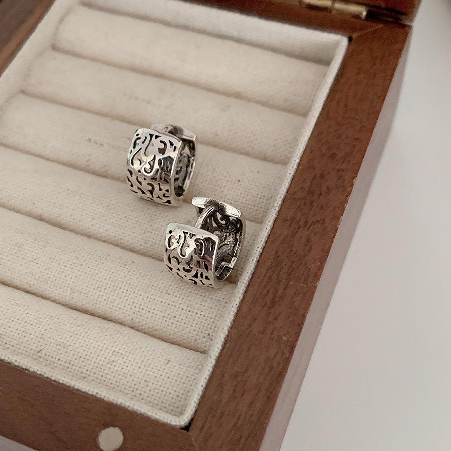 Trendy Retro Flower Pattern Earrings – Versatile Chinese-Inspired Design for Women