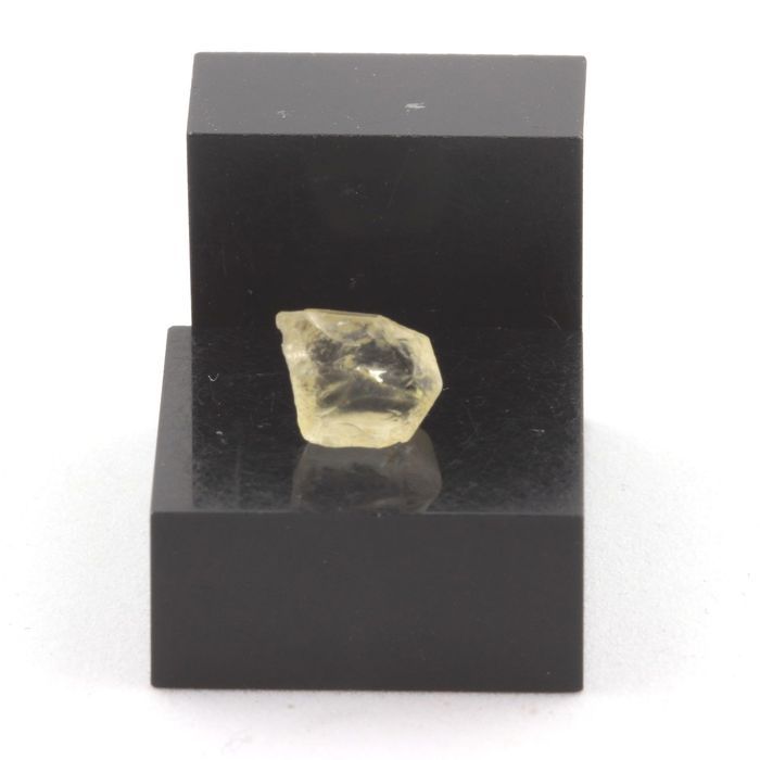 Pierres et Minéraux. Scapolite. 1.74 ct. Mpwapwa District, Dodoma Region, Tanzanie.