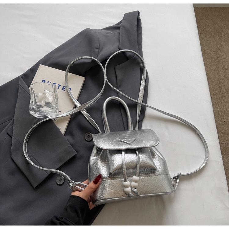 

2025 новый ретро модный однотонный рюкзак женская сумка весна и лето зарубежный стиль повседневный ручной узор для путешествий маленький рюкзак тренд