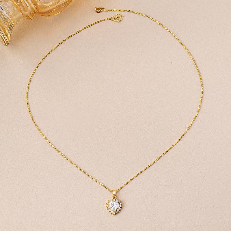 Love zircon pendant, electroplated real gold necklace, fashionable micro-inlaid heart-shaped zircon necklace, collarbone chain item jewelry.