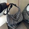 Borsa a tracolla stile tribale, Pieghevole a tracolla con chiusura a zip, Fantasia a righe, Tema bandiera Fodera bordata dipinta Lavabile a mano