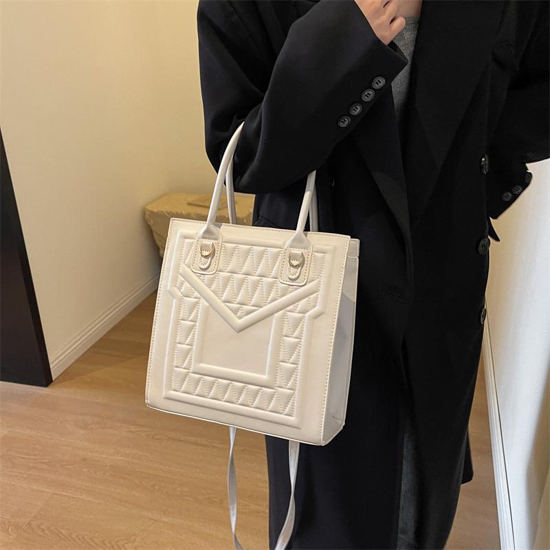 Einzug frisch und süß Mode einfarbig lässig 2025 Winterdesign lässige Schulter tragbar kleine quadratische Damenhandtasche