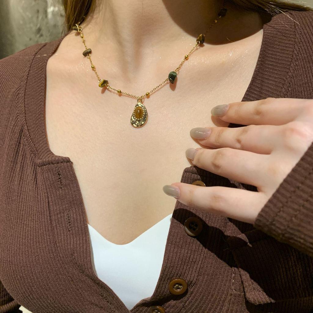 Women's Leather Tiger Eye Layered Necklace - Retro Double-Layer Choker Accessory with High-End Luxury Clavicle Chain.