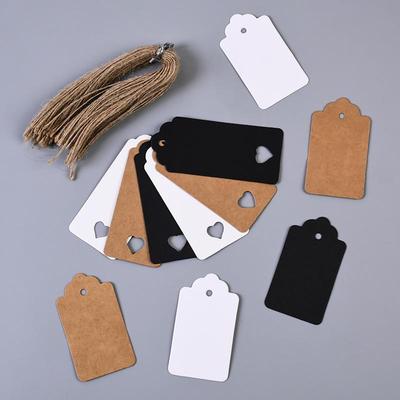 Herzförmiger Geschenkanhänger aus Kraftpapier mit Schnur