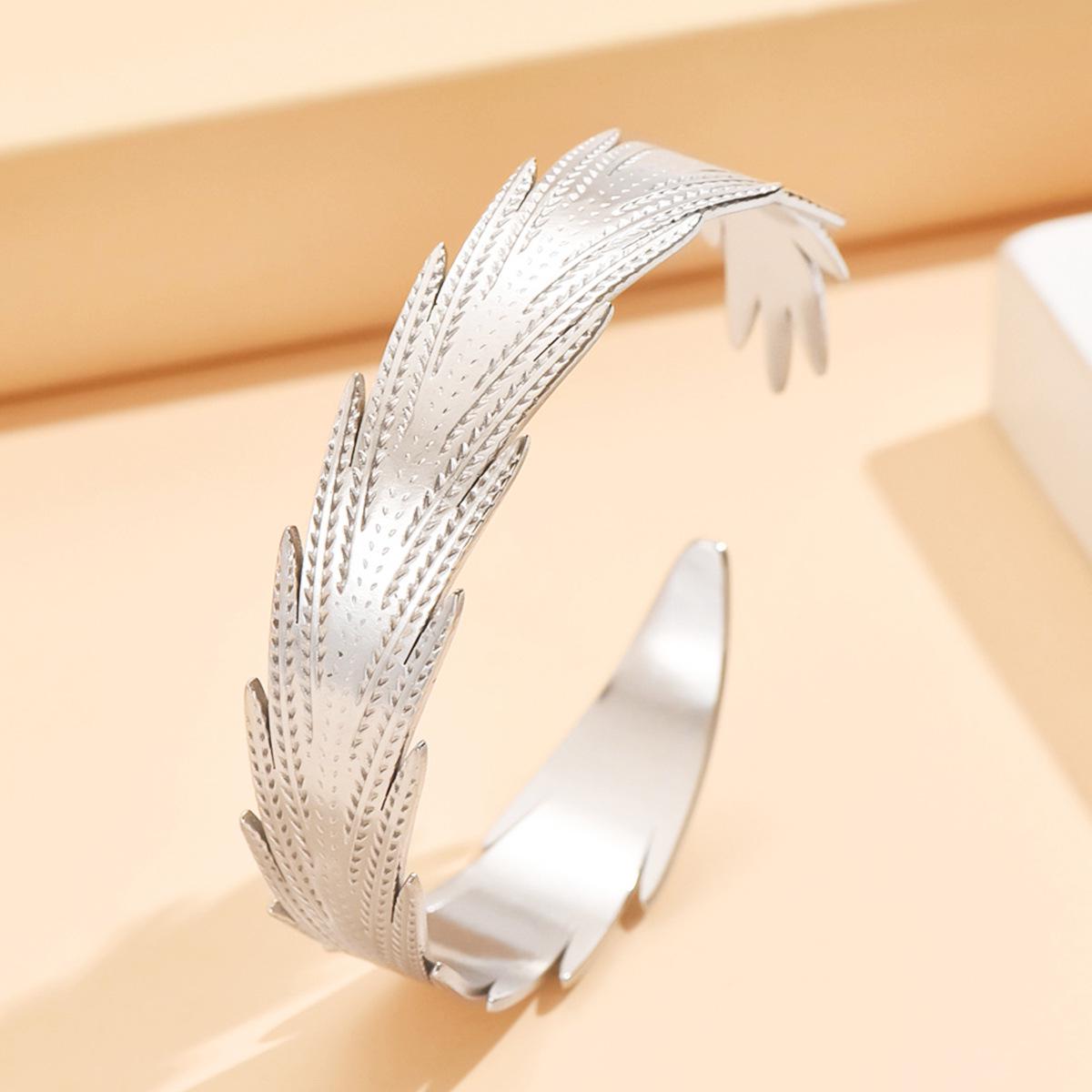 18K Gold Stainless Steel Leaf Bracelet: Versatile, Open Bangle for Women
