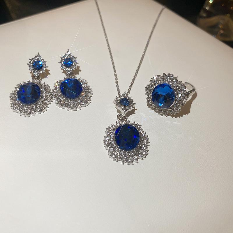 Retro Rhinestone Floral Jewelry Set: Elegant Stud Earrings & Luxury Clavicle Necklace