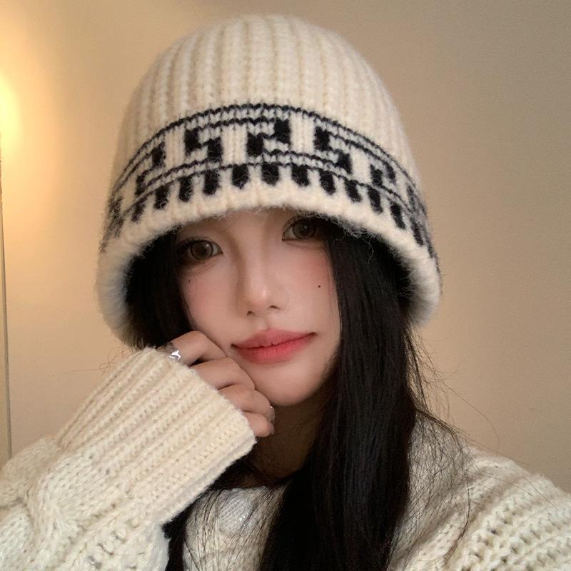 A Versatile Large Head Cap That Makes Your Face Look Smaller and Keeps You Warm in Autumn and Winter