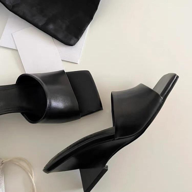 2025 blogger wearing high-heeled cool slippers for women's summer new fashionable thick-heeled open-toed square head sandals for women's shoes