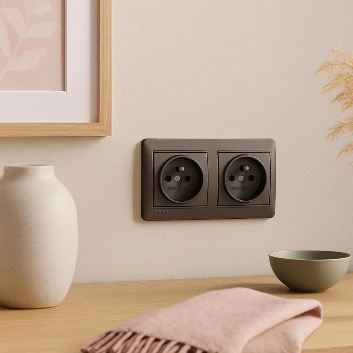 Dvojitá francouzská zásuvka 2P+T 16A 250 V - povrchová - Grafitově černá - Solera