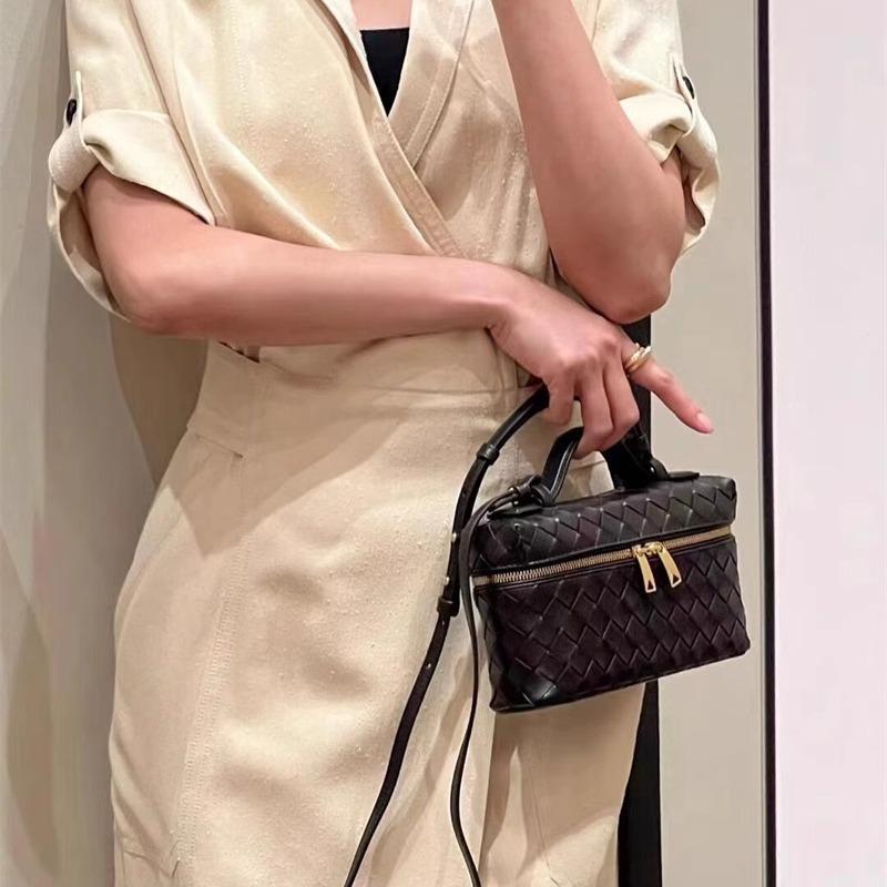 VI New Woven Box Bag Casual Fashion Handbag Leather Shoulder Crossbody Lunch Box Bag Women's Bag