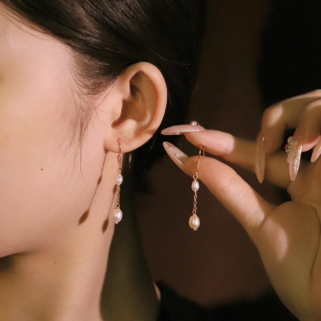 Natural freshwater pearl short URL strip fringed stud earrings women's niche design high-end earrings fashion versatile earrings tide