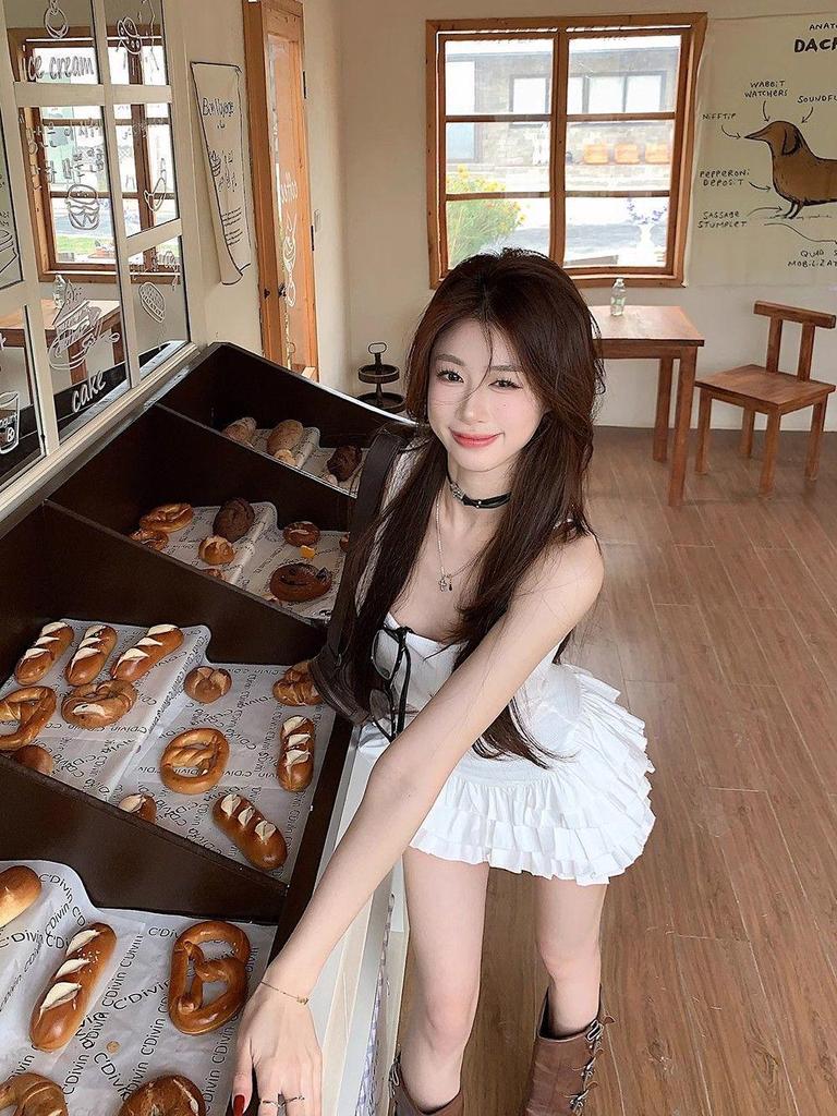 Women's Sweet White A-Line Spaghetti Strap Dress with Ruffle Skirt - Summer Slimming Waist Ballet Style.