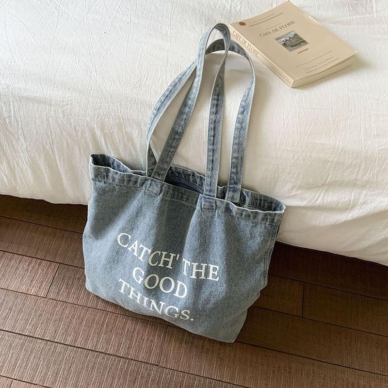 

Japanese 2025 summer denim shoulder bag women s commute large capacity canvas bag student handbag retro women s bag светло-синий