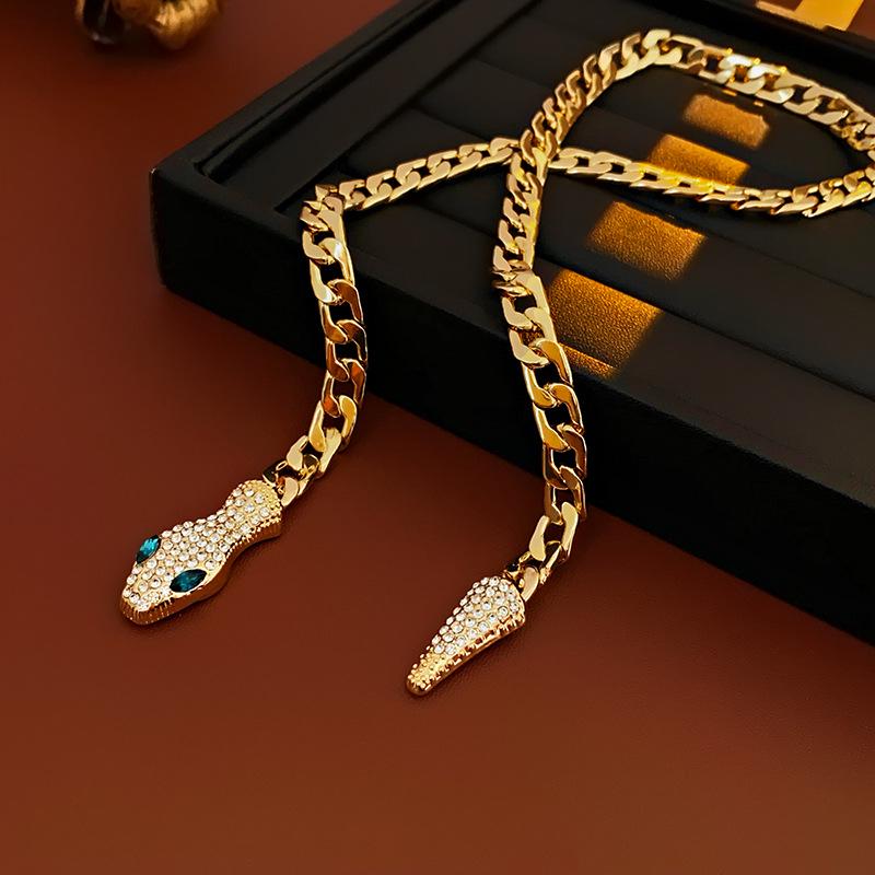 Evropský a americký náhrdelník s hadem posetým diamanty: Šik řetízek na klíční kost s jedinečným stylem