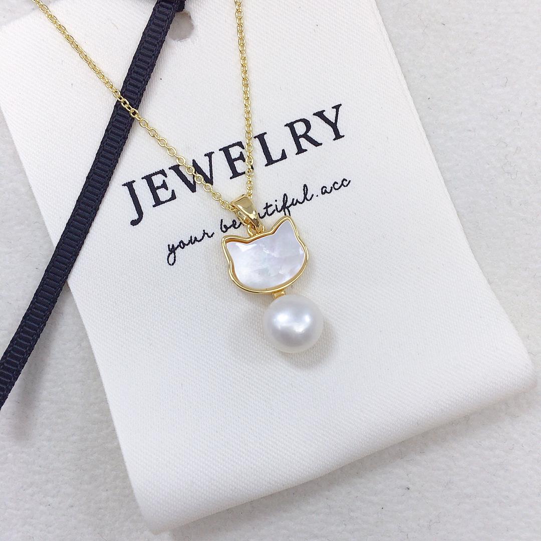 

Natural Freshwater Pearl and Seashell Cat Pendant Necklace for Women білий