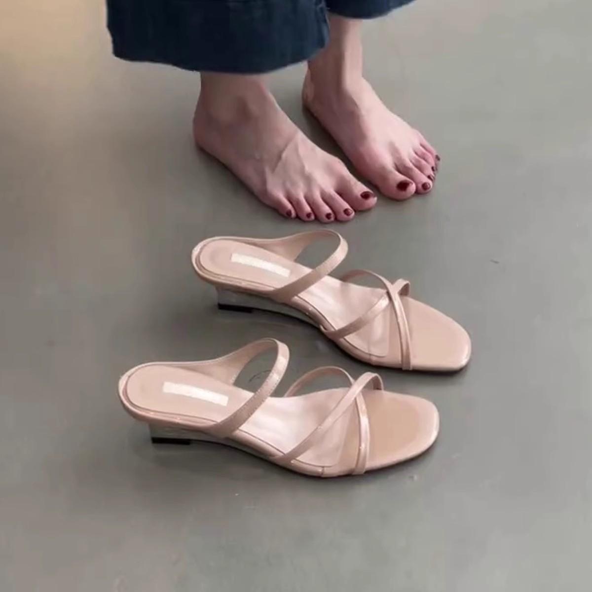 

Французские туфли на танкетке, кроссворд, с крутыми шлепанцами для ношения на улице, с открытым носком, темпераментные босоножки на высоком каблуке для женщин 40