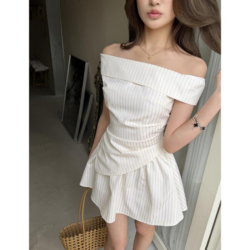 2026 Spring/Summer Elegant Striped One-Shoulder Top & Puffy Skirt Two-Piece Set Small