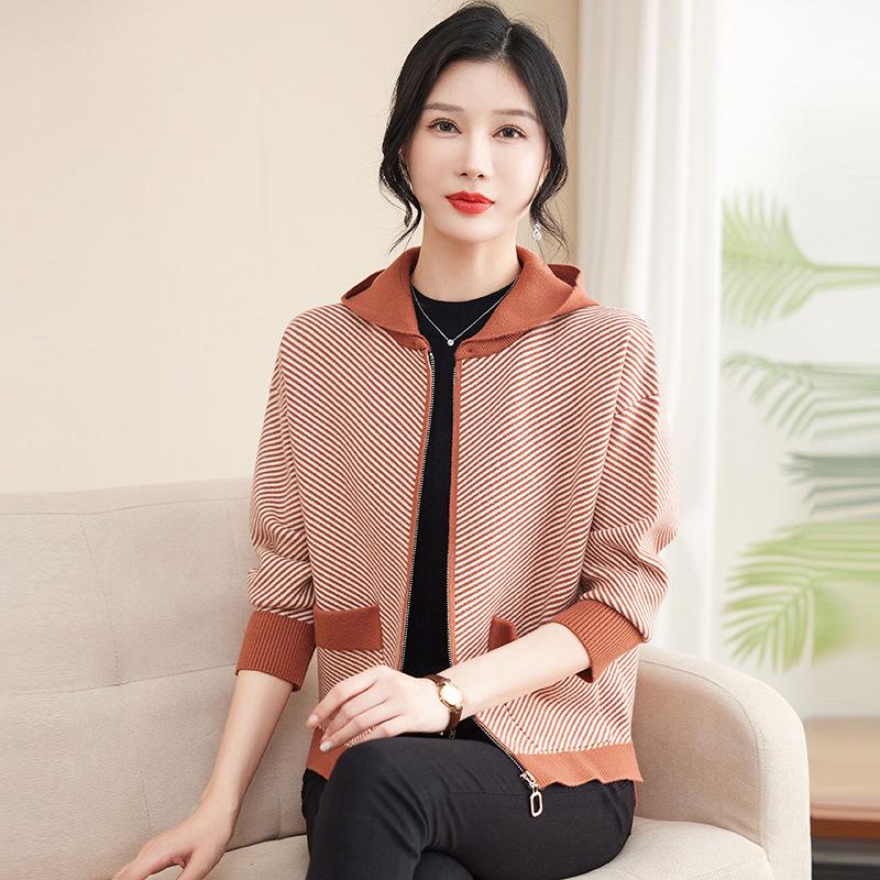 

Stylish Autumn Hooded Cardigan for Middle-Aged Women – Age-Defying Knit Sweater Set for Spring and Fall XL (for 115-125 kg) оранжевый