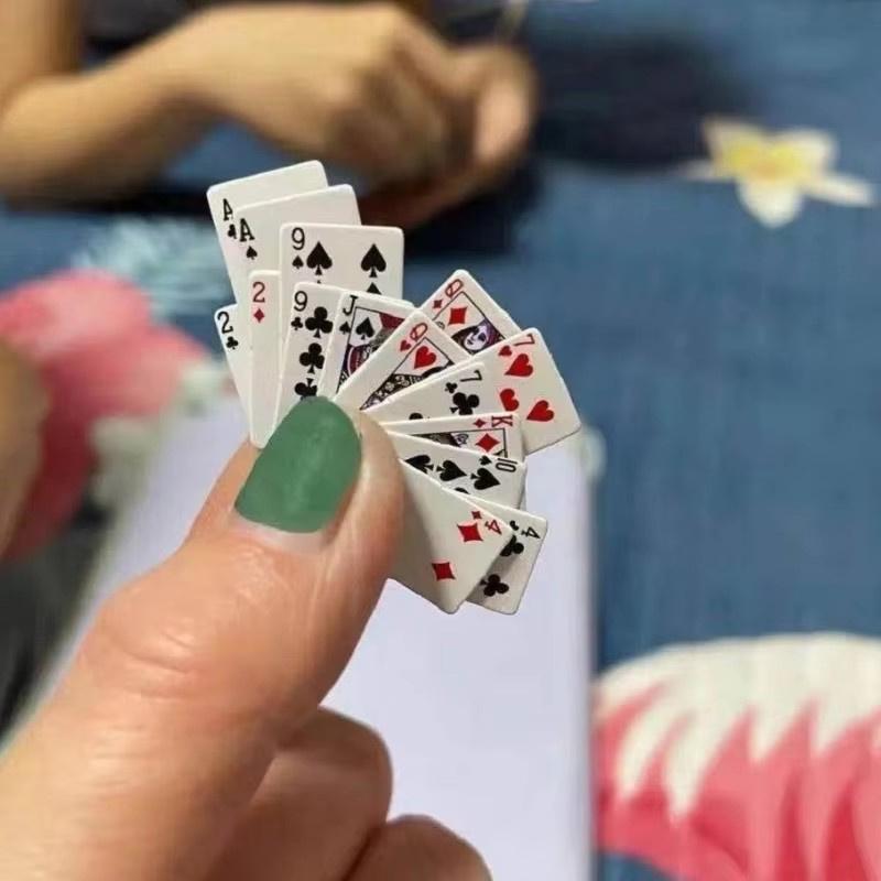 Mini Spielkarten Poker Spaßkarten Student Stressabbau Brettspiele Kleines Spielzeug Lässig Fingerspitzen-Poker Spielen Leicht zu Tragen
