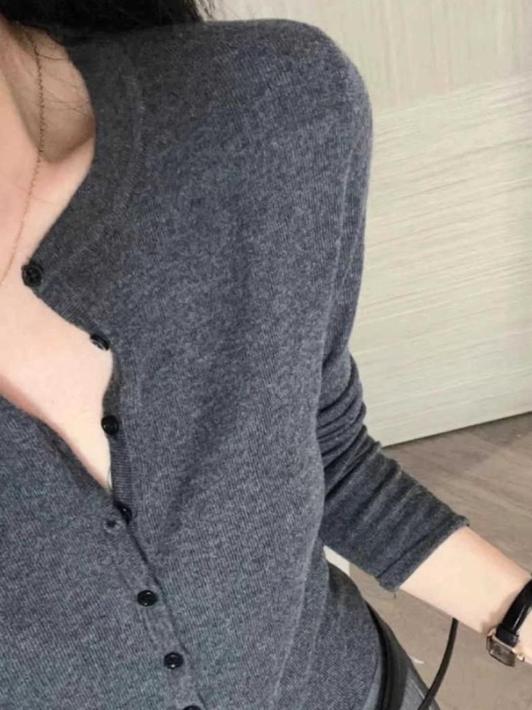 Wysokiej klasy damski dopasowany top z dzianiny z wełny merynosów z dekoltem w serek w stylu old money