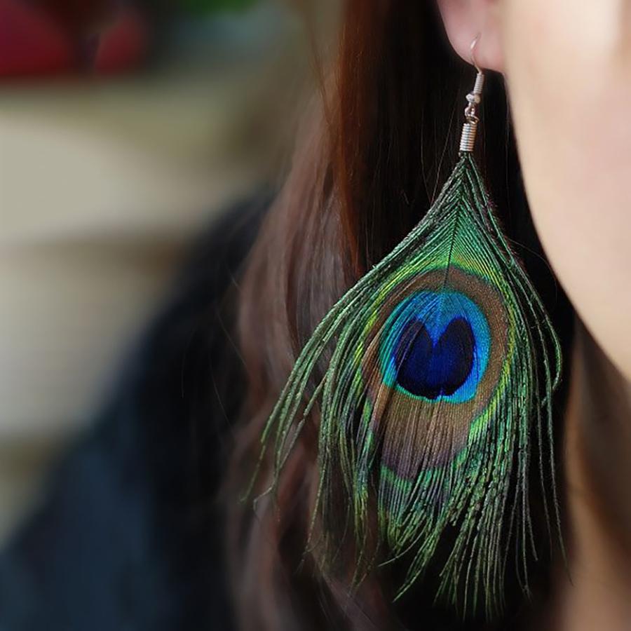Women‘s Bohemian Peacock Feather Shaped Dangle Earrings Exotic Teardrop Shape Tassel Earrings Music Festivals Jewelry