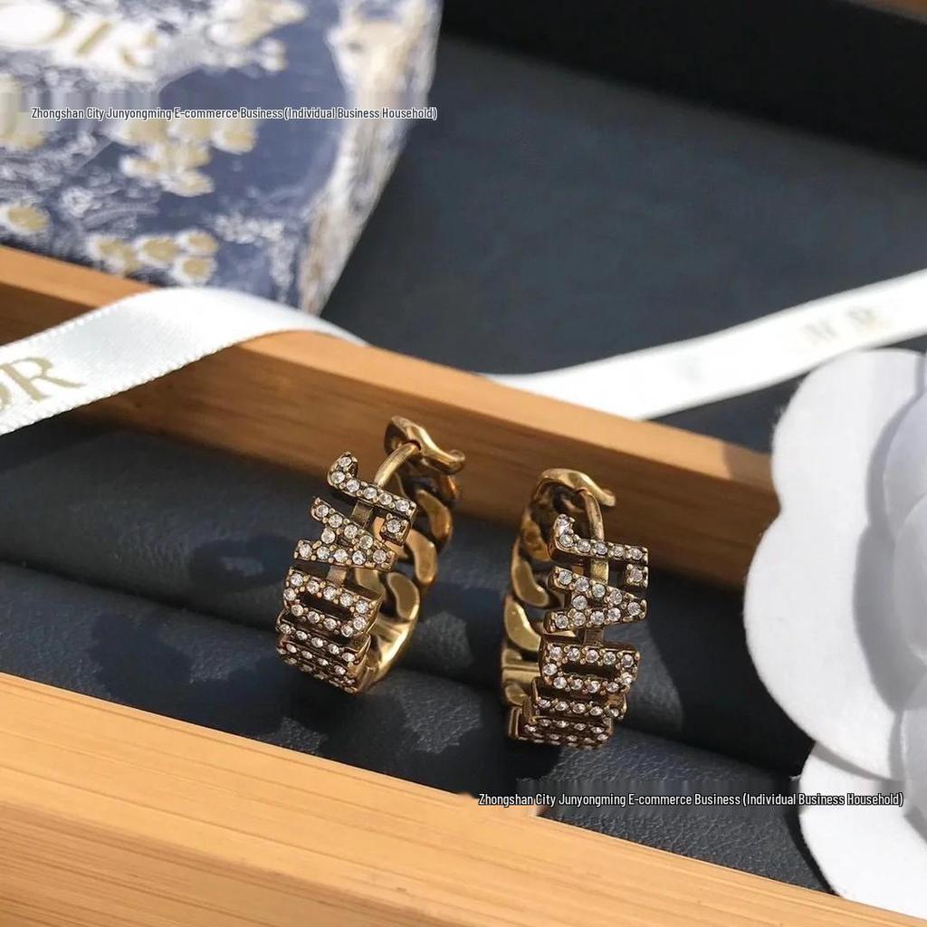 Di Jia Antique Bronze Wheat Ear Letter Stud Earrings - Women's Retro Style with Full Diamond Detailing