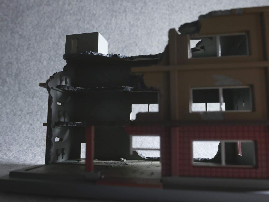 Tomytec Diocolle Combat Series DCM03 Destroyed Building B Plastic Model 311867 1/144 Pre-painted