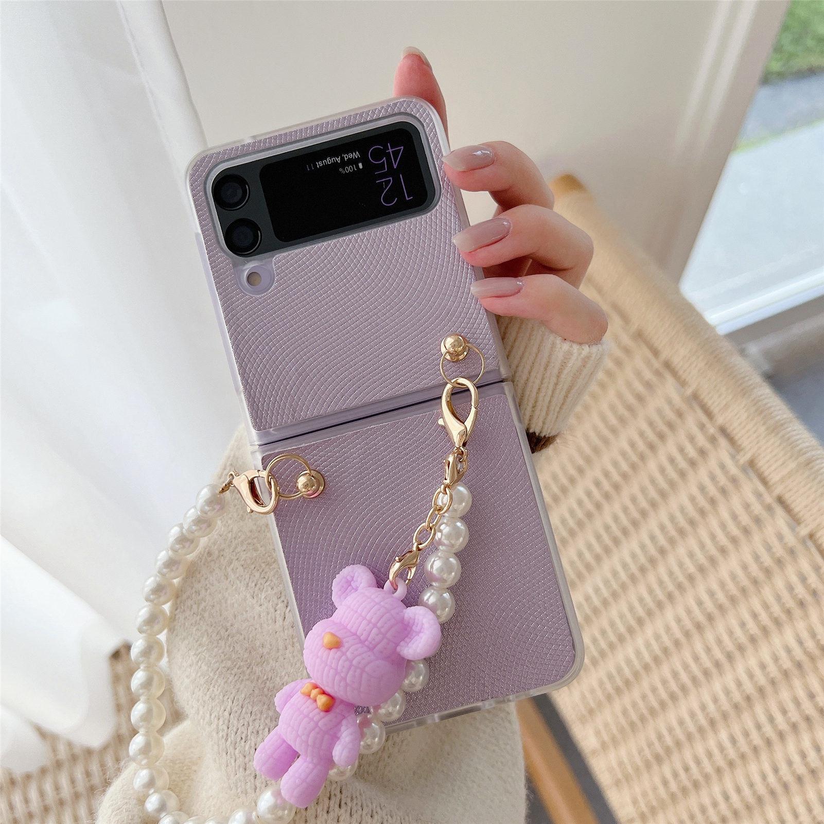 

Для Samsung Galaxy Z Flip 4 Блестящий углеродное волокно с защитой от отпечатков пальцев оснащен жемчужной цепочкой и подвеской в ​​виде медведя, тонкий чехол с защитой от падения