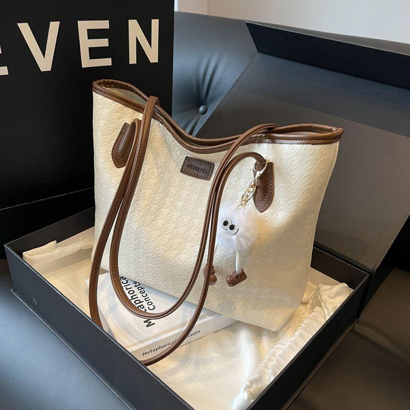 

Large Capacity Bag for Women 2025 New Arrival Summer Fashion Shoulder Bag Minority All-Match Advanced Texture Commuter Tote Brown with pendant