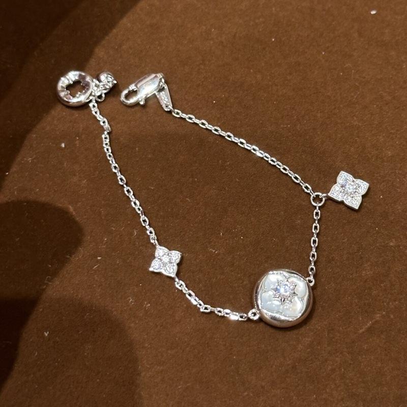 Retro Chinese Style Full Of Diamonds, White Fritillary Four-Leaf Flower Pendant, Necklace, Bracelet, Exquisite High-End Set