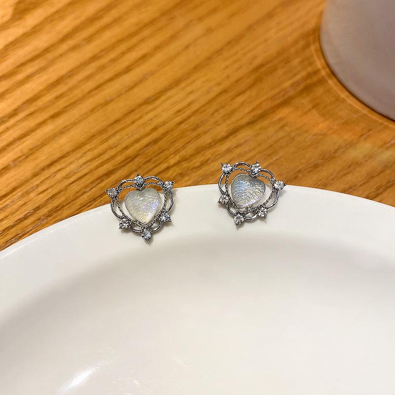 JWER Classic Hollow Heart Women Stud Brinco Lindo Micro Pavimentado Cz Pedra Romântico Menina Acessórios Brinco Clássico para Mulheres