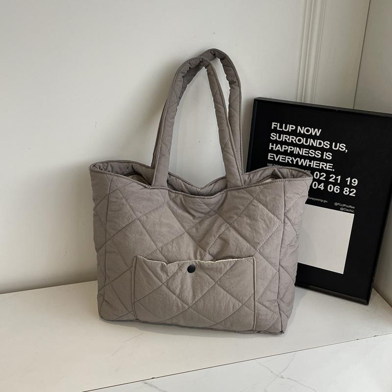 

2024 Winter New Fashion Commuter Large Capacity Commuter Underarm Women s Bag Personalized Niche Design Single Shoulder Tote Bag хакі