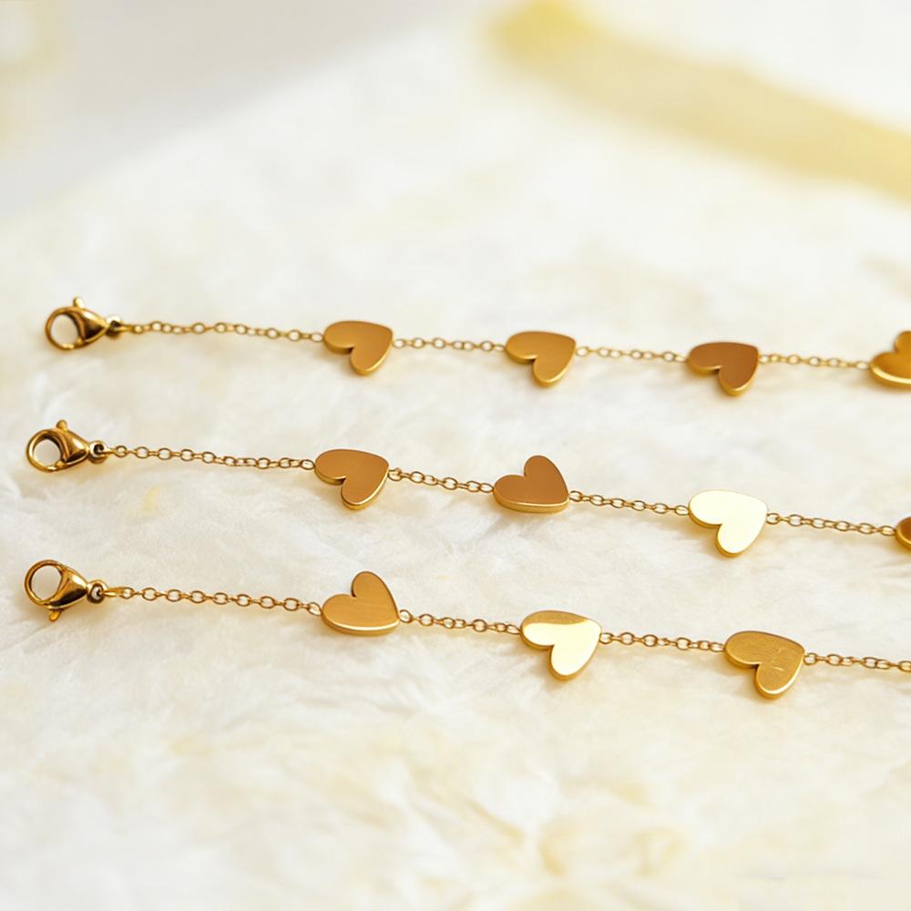 Elegant Heart-Shaped Titanium Steel Bracelet for Women - 18K Gold, Durable, Versatile Design, Resilient Peached Heart Jewelry.