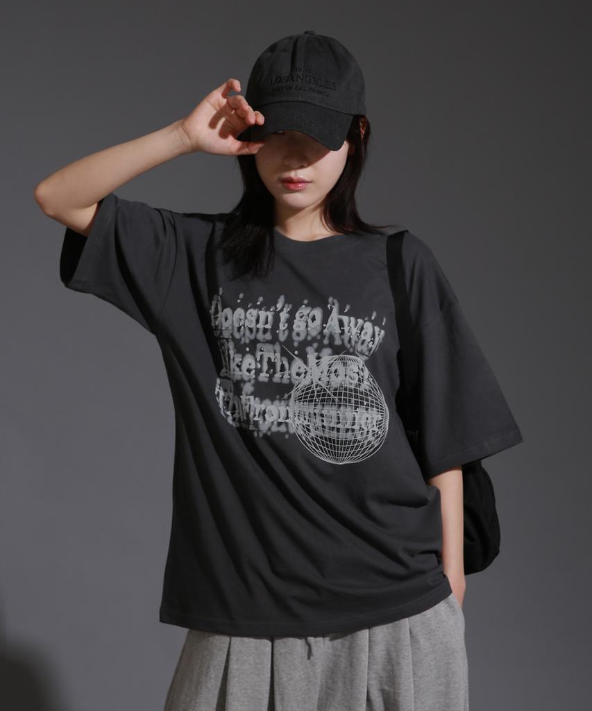 LIKE THE MOST Globe Round Over Short Sleeve T-Shirt_Charcoal
