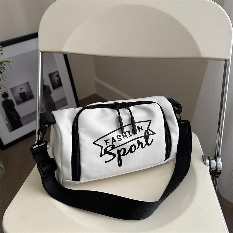 

Досуг, спорт, фитнес, большая вместительная сумка, женская, 2024, сумка через плечо с надписью, модная, крутая, с широким плечевым ремнем, сумка-мессенджер белый