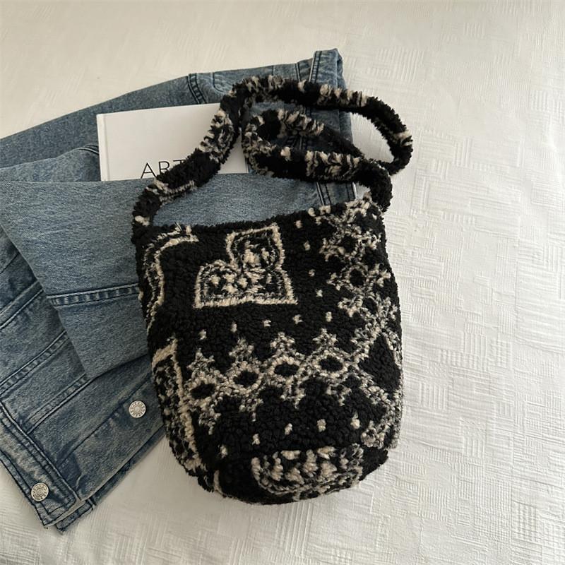 Chic Korean Style Bucket Bag With Spacious Design For Everyday Casual Use In Black And Colorful Variants