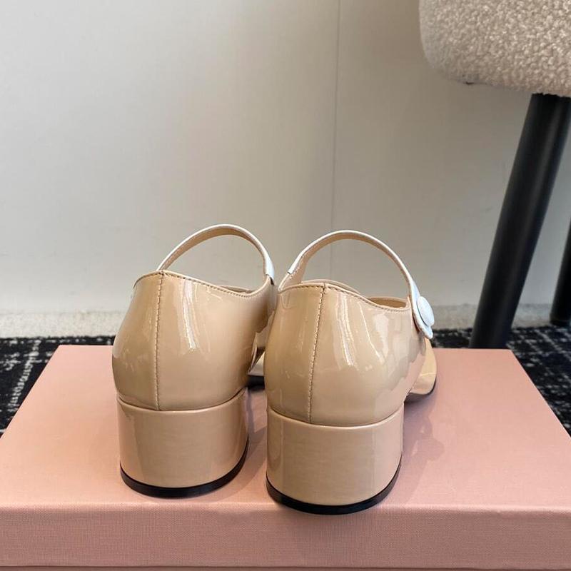 The Same Style Of Flip-Flops For The Mu Family Show The 2025 Women'S Square-Toed Thick-Heeled One-Button Mary Jane Shoes