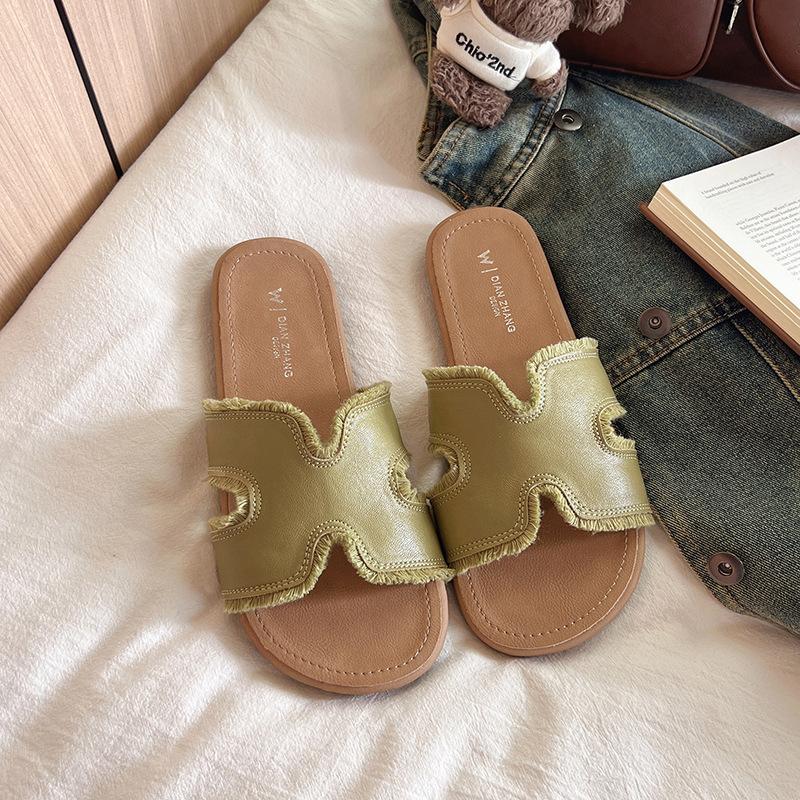 Wear summer popular super fire Boken cool slippers with skirts go out seaside niche thick-soled slippers women 2025 new