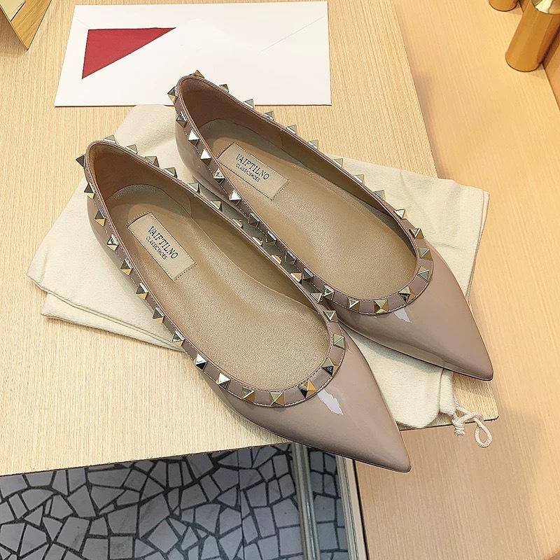 Spring new V home rivet flat shoes women's versatile soft sole temperament Liuding shallow mouth single shoes ladyshoes