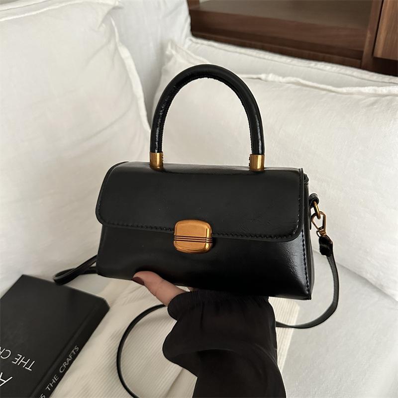 

Premium messenger bag women s 2025 new popular oil wax leather small square bag niche light luxury commuter handbag
