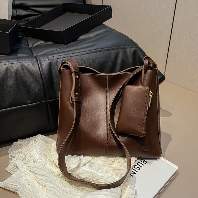 

Сумка вместимости в стиле ретро, женская сумка-ведро Tide, простая сумка через плечо и подмышку большой емкости темно-коричневого