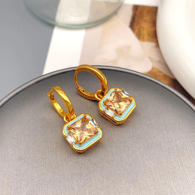 Qingdao Iridescent Geometric Wave Resin Stud Earrings: High-End Retro Fashion for Women