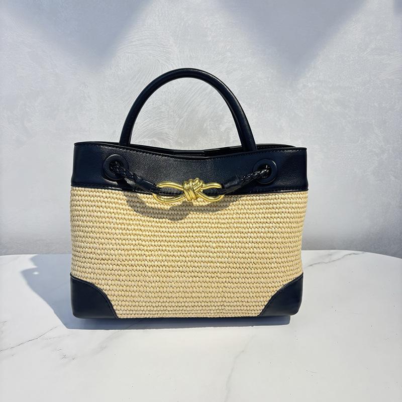 

A Light Luxury and High-end Design Commuter Tote Bag for Women чорний