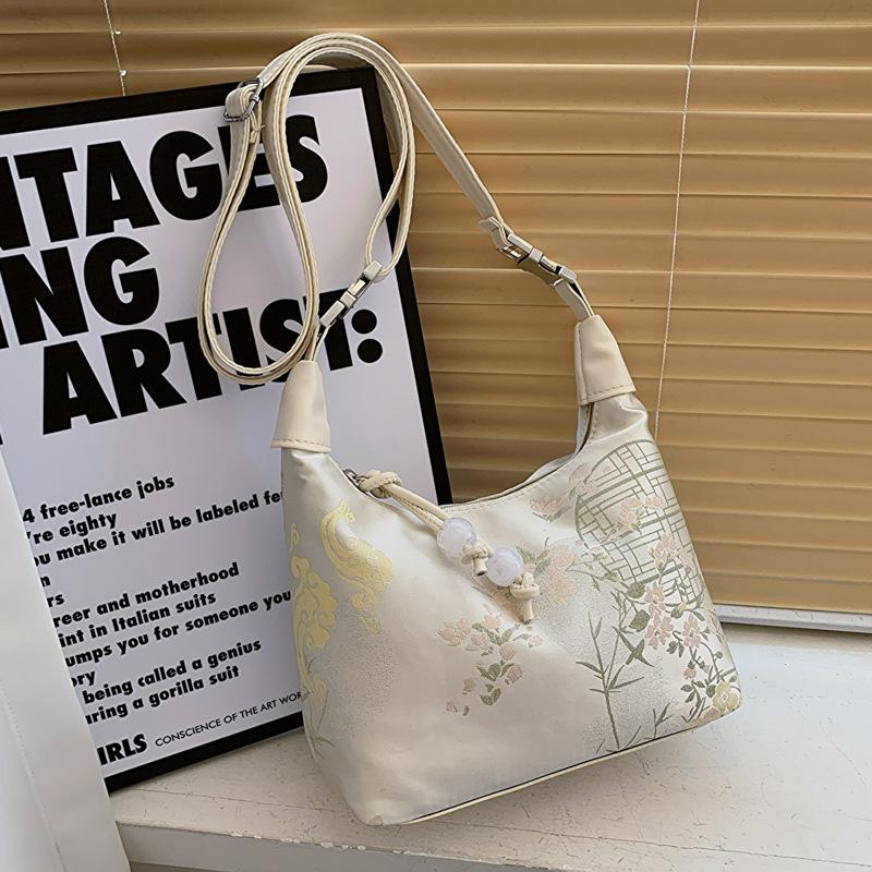 

Temperament versatile small square bag female popular retro embroidered handbag large capacity shoulder messenger bag One size