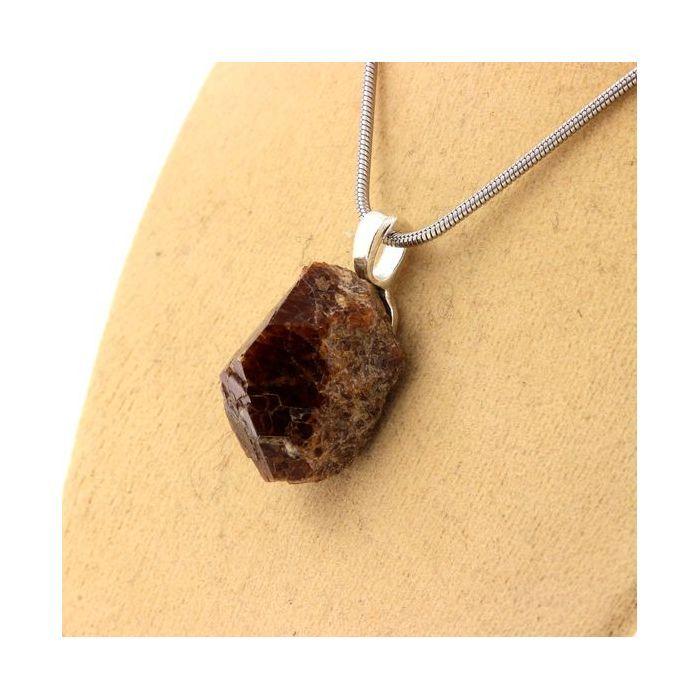 Pierres et Minéraux. Collier Grenat Catalan Grossulaire-Andradite brut. 30.50 ct. Pyrénées-Orientales, France.